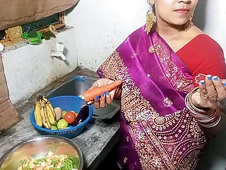 सेक्सी भाभी को मॉर्निंग में किचन में खाना बनाते समय चोदा XXX Larder Sex